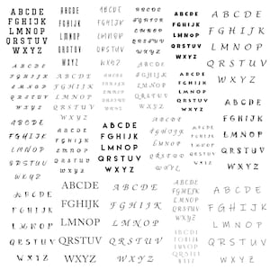 Può includere: Un foglio di carta con l'alfabeto scritto in corsivo, ripetuto più volte in diverse dimensioni e orientamenti.