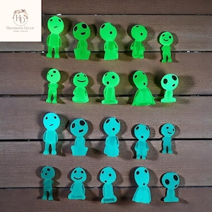 Puede incluir: Una taza de cerámica blanca con un asa negra y el texto "But First, Coffee" en negro, con una fuente de estilo manuscrito. La taza probablemente tiene 310-425 ml y está sobre una superficie blanca.