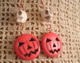 Boucles d'oreilles tête de mort en pierre et citrouille Jack O Lantern sur fils d'or rose épingles en or rose