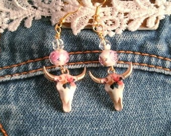 Boucles d'oreilles en émail avec cristal et lampe en forme de crâne de taureau rose avec des paillettes d'or dans une perle de verre en forme de lampe