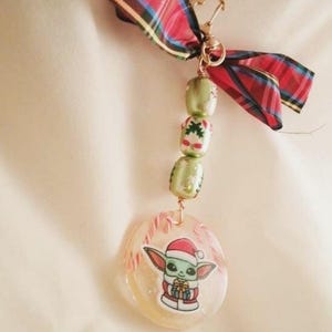 Décoration de Noël Baby Yoda en résine pour miroirs, emballage de décoration pour arbre, sac à main, clip en perles de verre, décoration Mandalorian pour enfant image 1