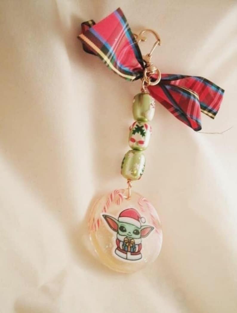 Décoration de Noël Baby Yoda en résine pour miroirs, emballage de décoration pour arbre, sac à main, clip en perles de verre, décoration Mandalorian pour enfant image 1