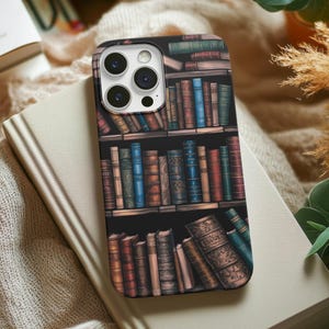 Boek telefoonhoesje vintage kunst literair minnaar cadeau stoere hoesjes iPhone Samsung hoes smartphone accessoires leesgrage decor bibliotheekthema