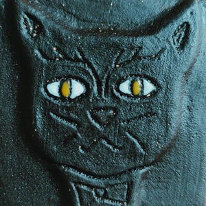 手作りの黒猫セラミックタイル - テクスチャーのあるゴシック調の壁アート