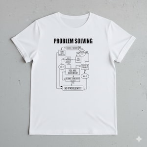 Op de afbeelding: Wit t-shirt met een zwart stroomdiagram ontwerp getiteld "PROBLEM SOLVING". De grafiek toont humoristische uitkomsten, waaronder "YOU ARE SCREWED!" en "NO PROBLEM!!!!"