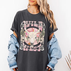 Western Concert Tee, Wild West Style, Trendy Cowgirl Shirt, Cute Country Graphic, Country Vibes Shirt, Oversized Retro Western Tee for Women