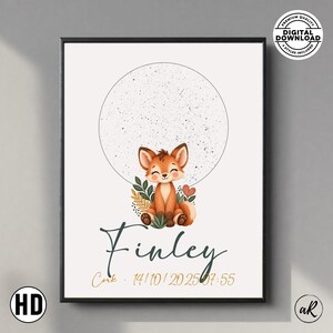 Puede incluir: Un póster rectangular vertical que muestra un zorro de dibujos animados sentado frente a un gran círculo moteado. Debajo del zorro, el nombre Finley está escrito en cursiva verde oscuro, seguido de la fecha 14/10/2025 y la hora 07:55 en dorado.