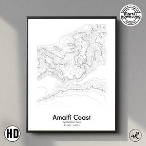 Può includere: Una stampa artistica da parete verticale con una mappa topografica in bianco e nero della Costiera Amalfitana. Il design include sottili linee di contorno, il testo Amalfi Coast, Tyrrhenian Sea e le coordinate 40.6300 / 14.5500.