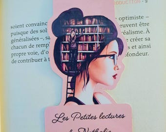 Customizable magnetic bookmark | Reader gift | Original book accessory | Text of your choice | Portrait of a woman with a bookcase
