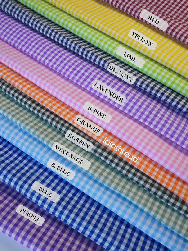 Puede incluir: Muestras de tela de cuadros vichy en varios colores, como rojo, amarillo y morado. Cada muestra est&aacute; etiquetada con su nombre de color. Tambi&eacute;n se ve el nombre de la marca "lalathread".