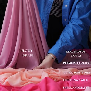 K&ouml;nnte beinhalten: Pr&auml;sentation von rosa und pfirsichfarbenem Chiffonstoff. Der Stoff ist drapiert und geschichtet, wodurch seine flie&szlig;ende Textur hervorgehoben wird. Auf dem Stoff steht "FLOWY DRAPE", "ULTRA SOFT & AIRY" und "CHIFFON 60" WIDE". Das Bild enth&auml;lt auch den Text "REAL PHOTOS - NOT AI".