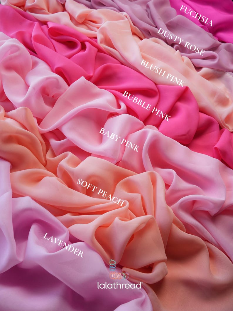 K&ouml;nnte beinhalten: Eine Auswahl an Stoffen in verschiedenen Rosa-, Pfirsich- und Lavendelt&ouml;nen. Das Bild zeigt flie&szlig;ende Textilien mit Etiketten, die Farben wie "Fuchsia", "Staubrose" und "Soft Peach" angeben. Das "lalathread"-Logo ist unten sichtbar.