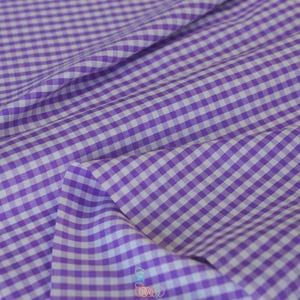Puede incluir: Primer plano de una tela con estampado de cuadros vichy morados y blancos. La tela est&aacute; doblada, mostrando la textura y la ca&iacute;da del material. La imagen est&aacute; bien iluminada, resaltando el color y el patr&oacute;n. La tela es adecuada para proyectos de costura o manualidades.