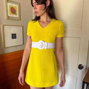 Minivestido amarillo estilo años 60 con cinturón, talla XS a S.
