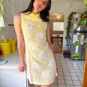 Vestido corto amarillo de encaje estilo años 60, talla XS a S.