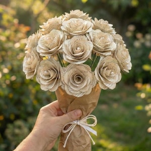 Buchseiten-Rose mit Stiel | Vintage Papierrose | Geschenk für Buchliebhaber | Jahrestag, Hochzeit, Valentinstag