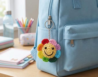 Schlüsselanhänger Glücksbringer, gehäkelte Regenbogenblume mit Smiley, Abschiedsgeschenk Kindergarten, Geburtstagsgeschenk