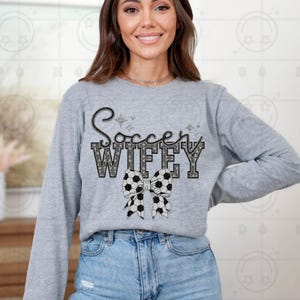 Fußball Wifey – Glitzer Akzente mit Fußball Bogen Design DTF Transfer Print für T-Shirts, Kleidung & mehr | Benutzerdefinierte SVG Druck