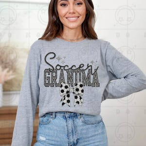 Fußball Oma – Glitzer Akzente mit Fußball Bogen Design DTF Transfer Print für T-Shirts, Kleidung & mehr | Benutzerdefinierte SVG Druck