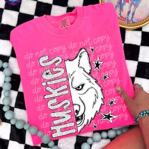 Huskies Mascot Graphic T-Shirt – Retro School Spirit Tee for Students, Fans & Teachers – Vintage Game Day Huskies Shirt – Team Pride Apparel