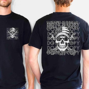 Puede incluir: Camiseta negra con un gráfico de calavera blanca que lleva un pañuelo de bandera estadounidense y sostiene dos llaves inglesas. El texto "DIRTY HANDS clean money" está impreso debajo de la calavera. El texto "DO NOT COPY" se repite en un patrón en la camiseta.