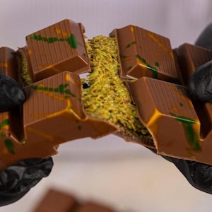 Viral Dubai Chocolate 100g – Pistachio Kunafa Filled Chocolate, Luxury Middle Eastern Dessert, Gourmet Gift, Best-Selling Dubai Treat