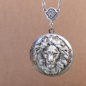 Médaillon de lion en argent, BRAVE ONE, cadeau collier médaillon photo argent vieilli pour elle, médaillon avec photos, cadeau unique pendentif médaillon unisexe