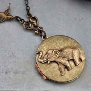 médaillon éléphant vintage BEST OF FRIENDS bébé éléphant moineau oiseau médaillon vintage collier laiton vieilli cadeau amitié bijoux uniques