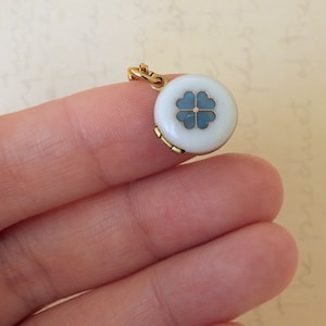 Litet guldklövermedaljonghalsband vintagemässingsmedaljong blå kall emalj shamrockberlock liten fotomedaljongberlockhalsband present till kvinnor