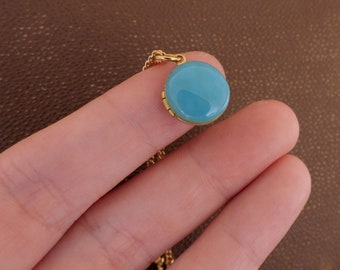 Pequeño collar de medallón de esmalte frío azul turquesa vintage mini medallón de latón pequeño medallón de fotos regalo minimalista para las mujeres cadena de satélite de oro