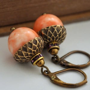 pink acorn earrings, vintage glass earrings, antiqued brass earrings, TINY ACORNS vintage 40s pink coral color glass beads acorn earrings
