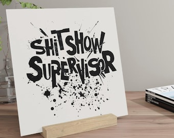 Enseigne de bureau en acrylique Shitshow Supervisor Cubicle Decor | Décoration de bureau amusante | Art mural sarcastique avec support en bois | Cadeau patron | Humour au travail