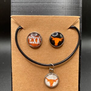 Conjunto de collar y aretes con tarjeta deportiva universitaria
