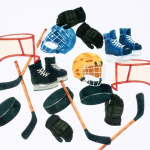 Könnte beinhalten: Aquarell-Illustration von Hockeyausrüstung, einschließlich Schlittschuhen, Helmen, Handschuhen, Pucks, Netzen und Schlägern. Die Ausrüstung ist in Blau-, Schwarz-, Gelb- und Brauntönen gehalten, vor weißem Hintergrund.