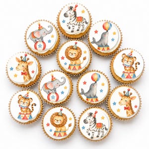 Op de afbeelding: Een verzameling van elf cupcakes, elk voorzien van een ronde eetbare topper met aquarelillustraties van circusdieren, waaronder een zebra, olifant, zeehond, leeuw, tijger en giraf, allemaal met feesthoedjes op en omringd door sterren.