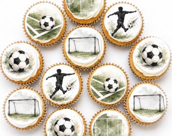Könnte beinhalten: Eine Sammlung von elf Cupcakes mit runden essbaren Auflegern, die Aquarellillustrationen zum Thema Fußball zeigen, darunter schwarz-weiße Fußbälle, Tore, Fußballspieler in Bewegung und grüne Spielfeldmarkierungen.