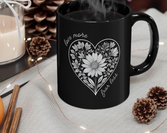 Taza negra con corazón floral "Ama más, teme menos", el amor lo conquista todo, linda taza con arte floral, taza con arte inspirador, para ella, amante del café y el té
