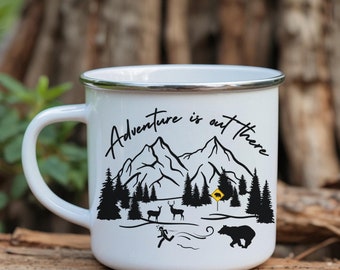 Tazza da campeggio smaltata "Adventure is Out There", tazza divertente "Bear Chase", escursionismo, zaino in spalla, falò all'aperto, per caffè e tè, amanti della natura