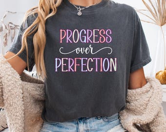 Maglietta "Progresso oltre la perfezione", Magliette motivazionali per insegnanti, Maglietta per il ritorno a scuola, Regalo per insegnanti, Maglietta con frase motivazionale sulla salute mentale
