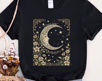 Maglietta Softstyle con luna floreale, maglietta Dream Away, maglietta con luna crescente, maglietta con cielo notturno stellato, maglietta con luna mistica e fiori, maglietta celeste