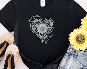Maglietta con cuore Love More, Fear Less, Maglietta con cuore a forma di fiore, Maglietta floreale, Maglietta con fiori di campo, Maglietta con girasole, Amante dei fiori, Maglietta con natura, Regalo per lei
