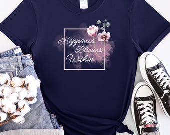 Maglietta "La felicità sboccia dentro" in stile morbido, maglietta con frase positiva, maglietta con rose floreali, maglietta con fiori, regalo per lei, maglietta con citazione ispiratrice