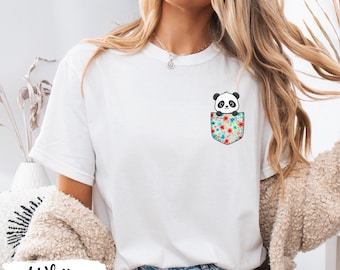 Maglietta Comfort Colors® con stampa di panda in tasca floreale, maglietta con stampa di simpatici fiori e animali