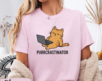 Maglietta Comfort Colors® con gatto Purrcrastinator e laptop, maglietta anti-procrastinazione con animali, maglietta con animali con frasi in cui identificarsi