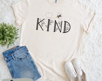 Maglietta Comfort Color® Bee Kind, maglietta Kindness Matters, maglietta con frase positiva, maglietta motivazionale, maglietta ispiratrice Be Kind, maglietta regalo per la mamma