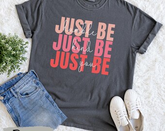 Maglietta Comfort Color® Just Be, maglietta sulla gentilezza, maglietta con citazioni motivazionali, maglietta con frasi positive, maglietta con buone vibrazioni, regalo per lei