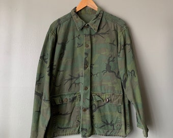 Vintage Camo Button Down Chore Jacket / 60’s-70’s sateen camouflage shirt size M-L