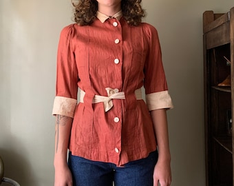 Blusa de lino teñida a mano, estilo eduardiano, década de 1900. Camisa vintage antigua de principios del siglo XIX. Camisa con botones y cinturón, talla pequeña.