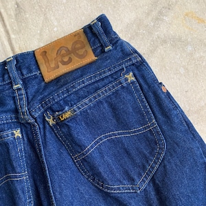 1970er LEE Jeans Taille 23" / Vintage 70er Jahre Lee Riders indigoblaue Jeanshose hoch tailliert zierlich hergestellt in USA Leder Tag