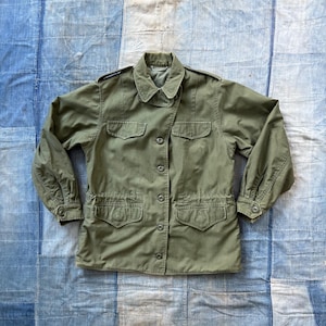 Vintage 1960s Military Women’s Field Jacket / 60’s Vietnam era OG-107 womens coat with waist cinch small medium